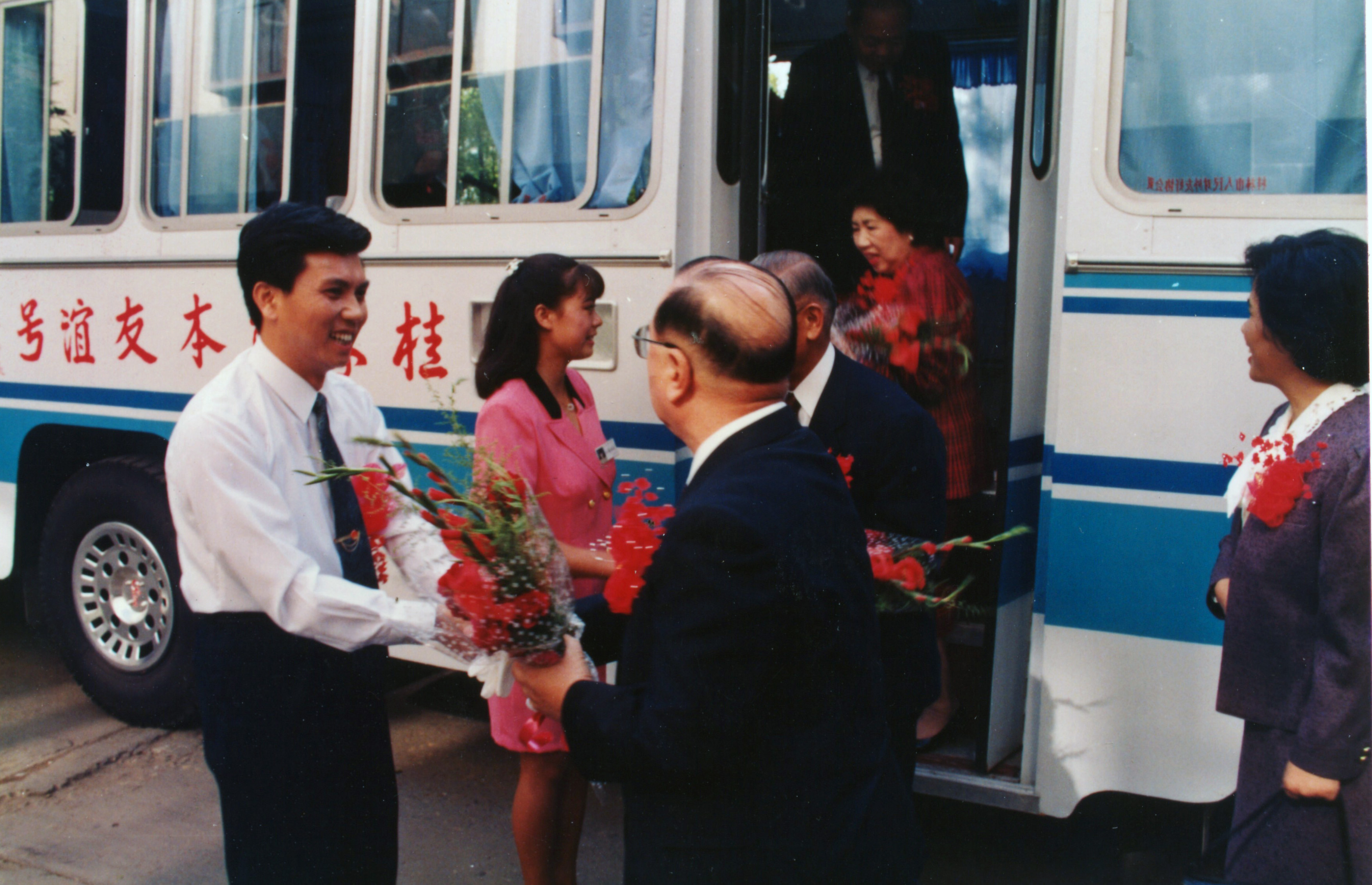 桂林市市长与熊本市市长乘坐熊本号车!.jpg 桂林市市长与熊本市市长乘坐熊本号车!.jpg
